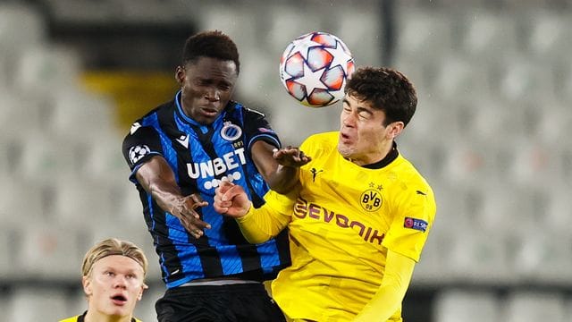 Neuzugang bei Bayer Leverkusen: Odilon Kossounou (l).