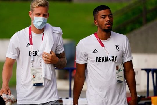 Kassierten gegen Brasilien eine deutliche Auftakt-Niederlage in Japan: Arne Maier und Benjamin Henrichs (r).