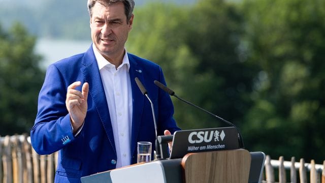Markus Söder, Ministerpräsident von Bayern und CSU-Vorsitzender, gibt vor Beginn der Klausur in Gmund ein Pressestatement. Markus Söder, Ministerpräsident von Bayern und CSU-Vorsitzender, gibt vor Beginn der Klausur in Gmund ein Pressestatement.