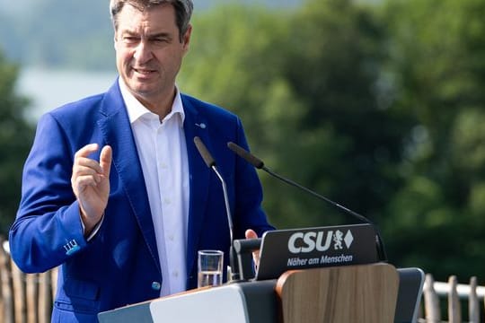 Markus Söder, Ministerpräsident von Bayern und CSU-Vorsitzender, gibt vor Beginn der Klausur in Gmund ein Pressestatement.