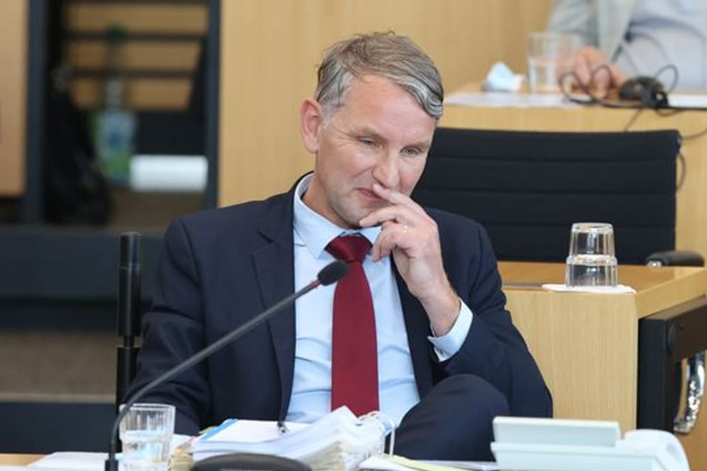 Björn Höcke während der Abstimmung auf seinem Platz im Plenarsaal.