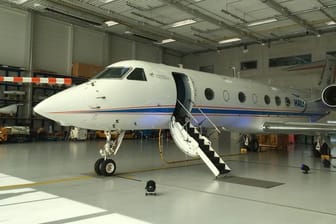 Das Forschungsflugzeug "HALO" steht in einem Hangar.