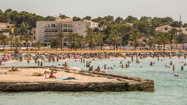 Badegäste am Strand von S'Arenal. Badegäste am Strand von S'Arenal.