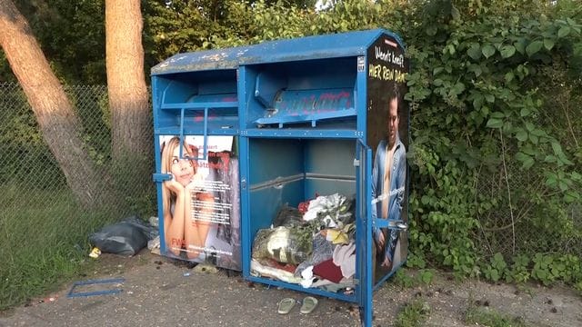 Eine 25 Jahre alte Frau ist in einem der Container gestorben.