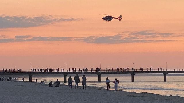 Rettungshubschrauber über der Seebrücke im Ostseebad Zinnowitz.