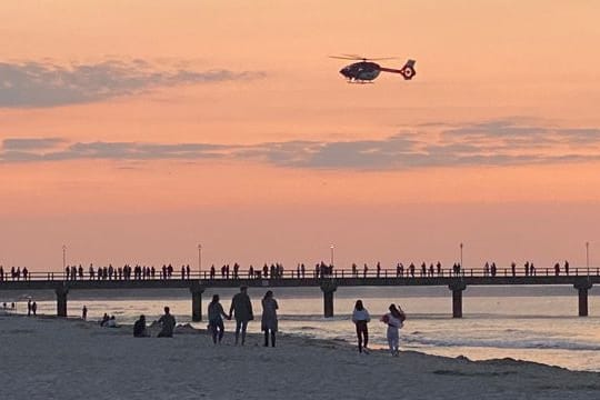 Rettungshubschrauber über der Seebrücke im Ostseebad Zinnowitz.