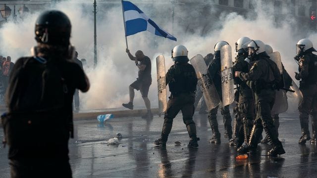 Die griechische Polizei setzt in Athen Tränengas und Wasserwerfer gegen impfkritische Demonstranten ein. Die griechische Polizei setzt in Athen Tränengas und Wasserwerfer gegen impfkritische Demonstranten ein.