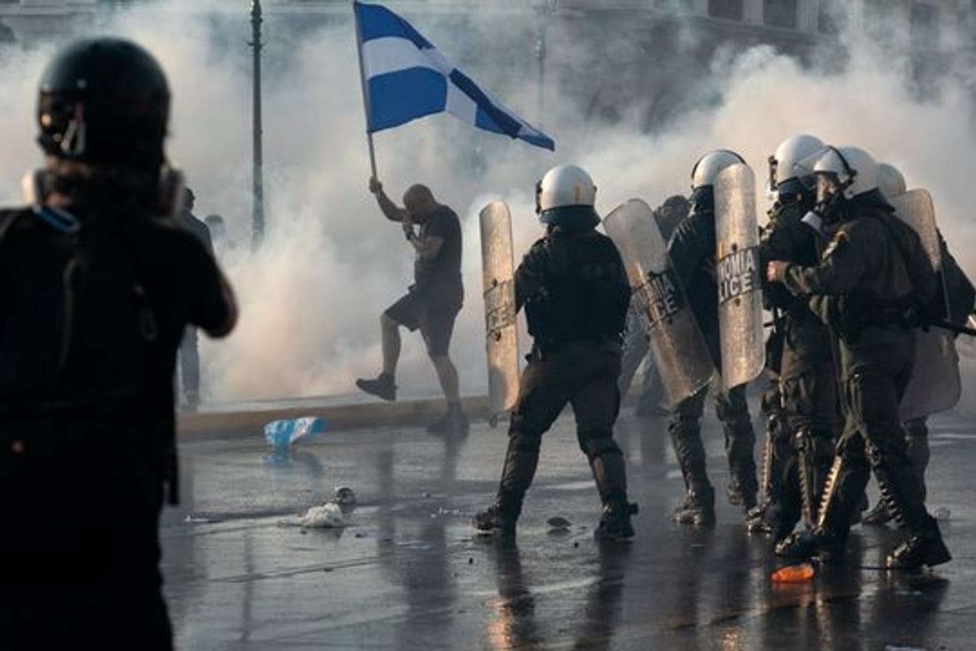 Die griechische Polizei setzt in Athen Tränengas und Wasserwerfer gegen impfkritische Demonstranten ein.