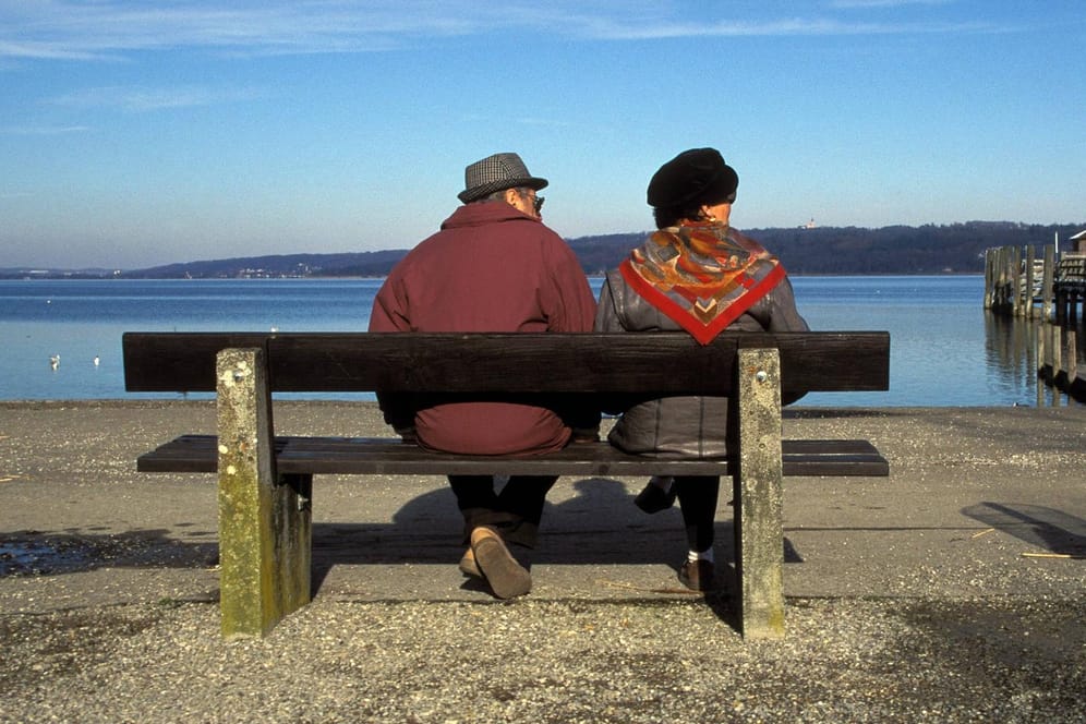 Rentnerpaar am See: Reicht Ihre Rente zum leben aus?