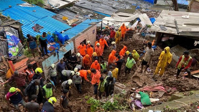 Rettungskräfte sind nach dem Einsturz mehrerer Häuser in Mumabi im Einsatz. Rettungskräfte sind nach dem Einsturz mehrerer Häuser in Mumabi im Einsatz.