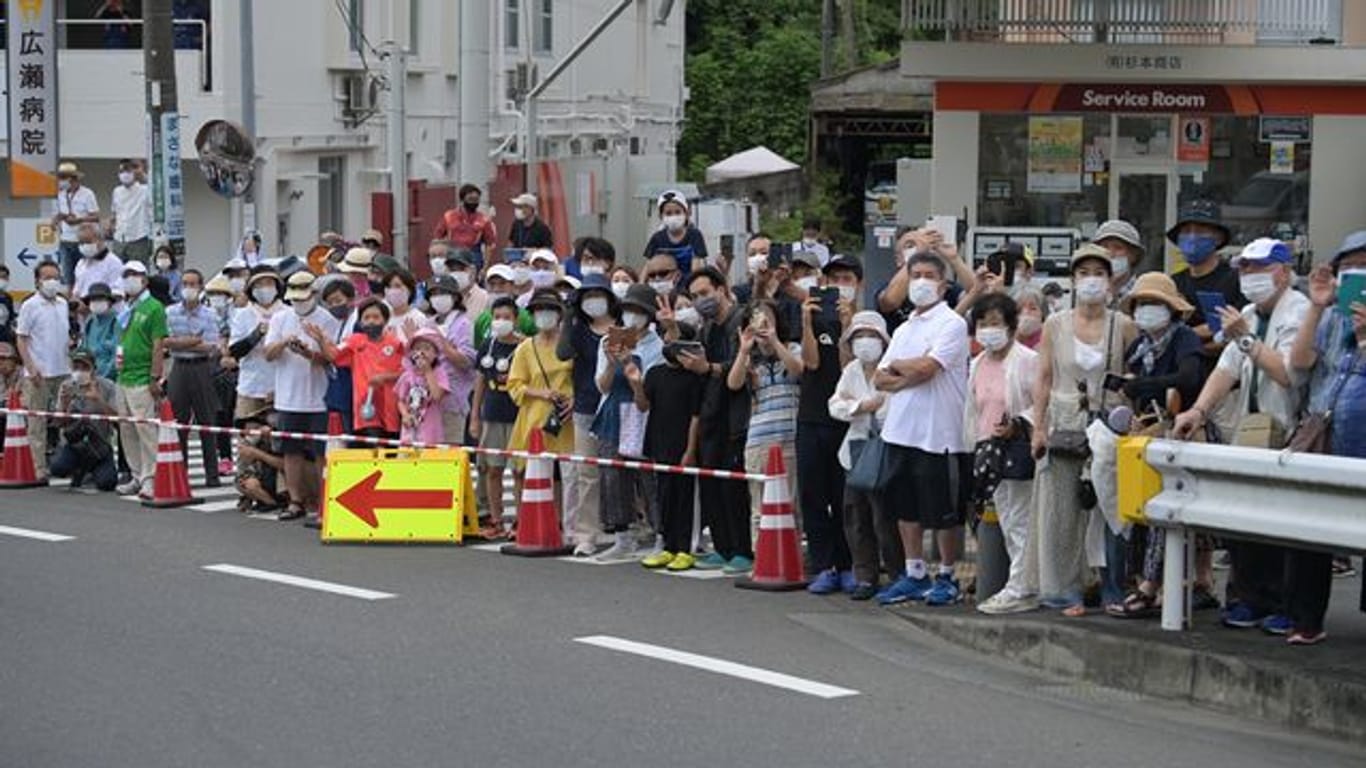 Fans warten in Tokio auf die olympischen Radrennfahrer.