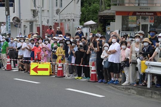 Fans warten in Tokio auf die olympischen Radrennfahrer.