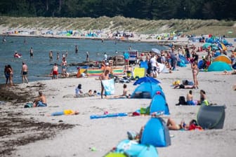 Menschen am Strand von Lubmin.