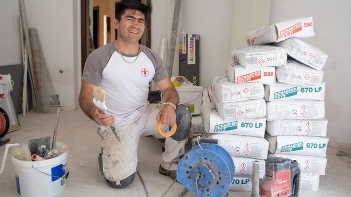 Der aus Afghanistan geflohene Najibullah Alizadah arbeitet auf einer Baustelle auf dem Gelände der Universität.
