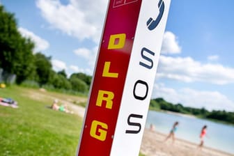 Eine Notrufsäule der DLRG steht an einem Badesee im Ortsteil Veenhusen in Niedersachsen.