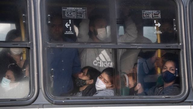 Pendler in einem Bus in Rio De Janeiro.