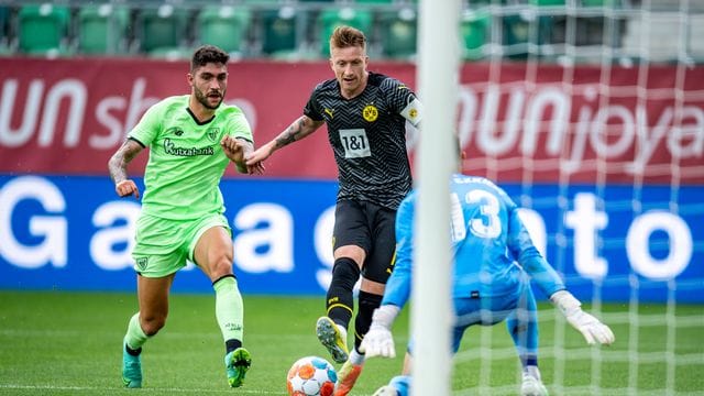 Dortmunds Marco Reus scheitert an Bilbaos Torwart Jokin Ezkieta.