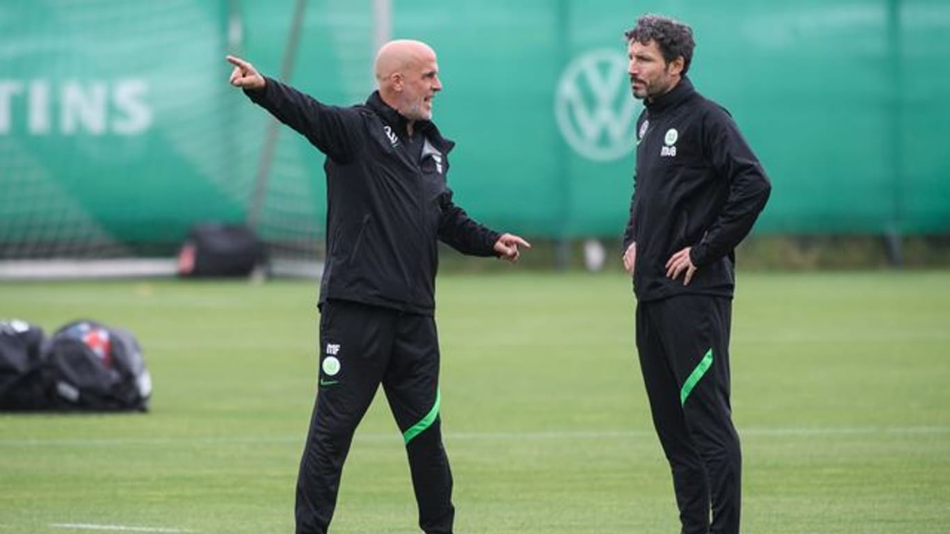 Wolfsburgs Chefcoach Mark van Bommel (r) und sein Co-Trainer Michael Frontzeck.