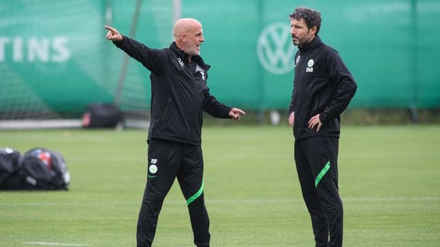 Wolfsburgs Chefcoach Mark van Bommel (r) und sein Co-Trainer Michael Frontzeck. Wolfsburgs Chefcoach Mark van Bommel (r) und sein Co-Trainer Michael Frontzeck.