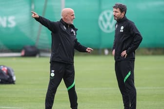 Wolfsburgs Chefcoach Mark van Bommel (r) und sein Co-Trainer Michael Frontzeck.