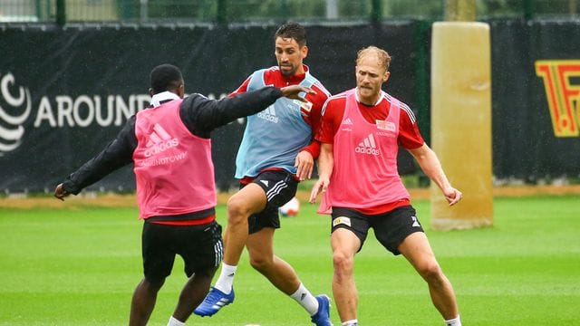 Rani Khedira (M) brachte Union im Test gegen Nizza in Führung.