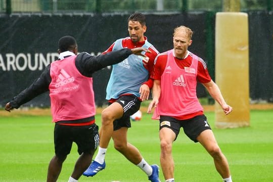 Rani Khedira (M) brachte Union im Test gegen Nizza in Führung.