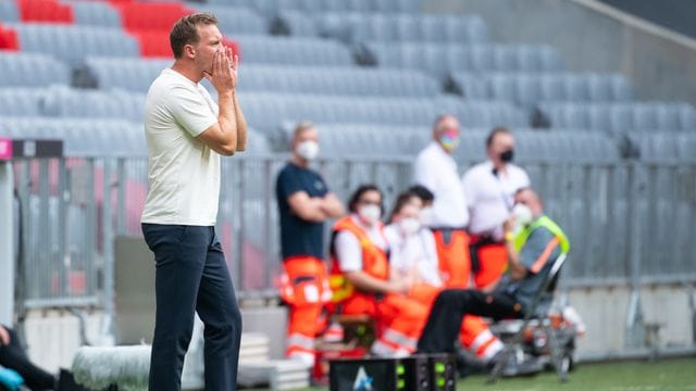 Bayern-Trainer Nagelsmann gibt während der Partie Anweisungen.