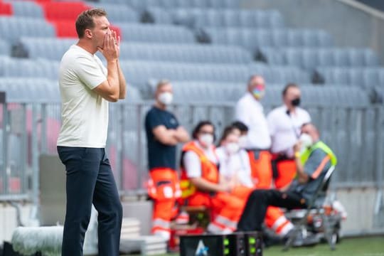 Bayern-Trainer Nagelsmann gibt während der Partie Anweisungen.