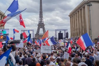 Protest am Trocadero-Platz in Paris gegen die von der Regierung geplanten Corona-Verschärfungen.