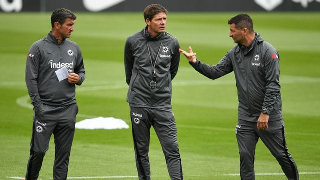Eintracht-Cheftrainer Oliver Glasner (M) sah eine gute erste Halbzeit seiner Mannschaft. Eintracht-Cheftrainer Oliver Glasner (M) sah eine gute erste Halbzeit seiner Mannschaft.
