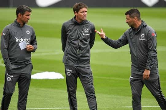 Eintracht-Cheftrainer Oliver Glasner (M) sah eine gute erste Halbzeit seiner Mannschaft.