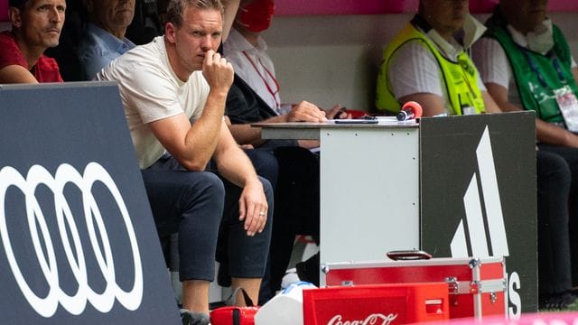 Julian Nagelsmann wurde während des Tests gegen Ajax mehrmals verbal attackiert. Julian Nagelsmann wurde während des Tests gegen Ajax mehrmals verbal attackiert.