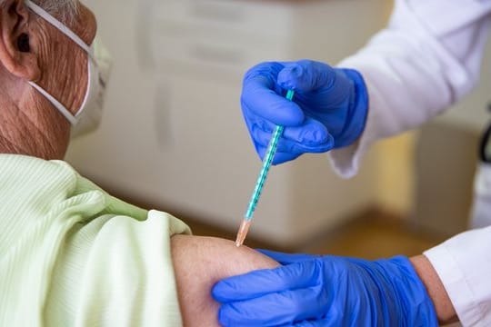 Eine Fachärztin für Allgemeinmedizin impft in ihrer Praxis eine Patientin gegen das Coronavirus.