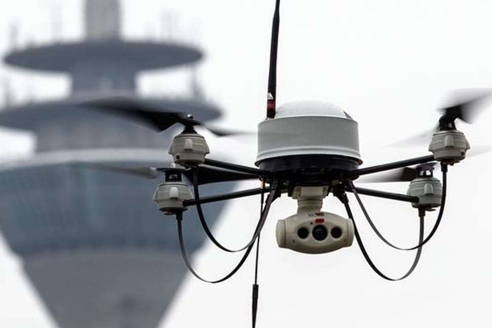 Eine Drohne der Polizei fliegt vor dem Fernsehturm.