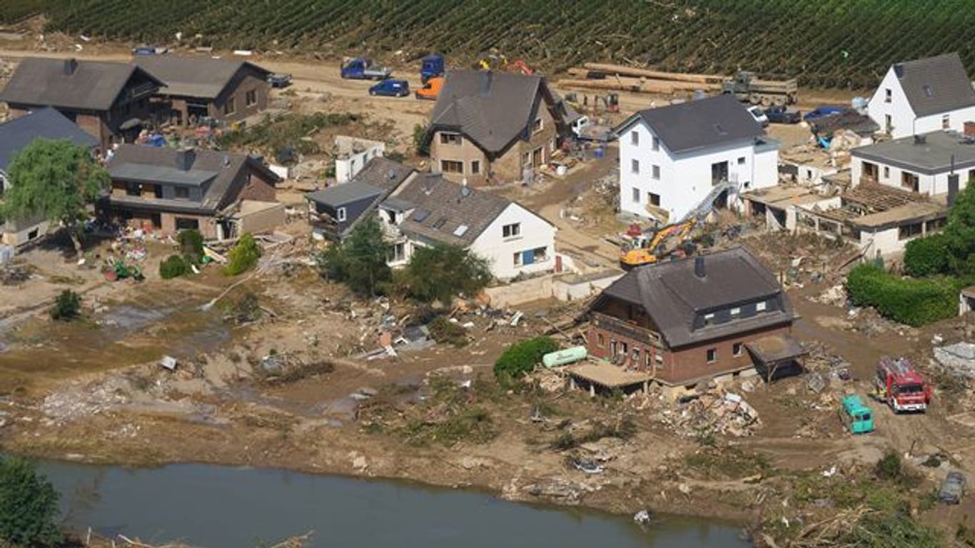 Rettungskräfte sind nach dem Hochwasser in Marienthal in Rheinland-Pfalz im Einsatz.