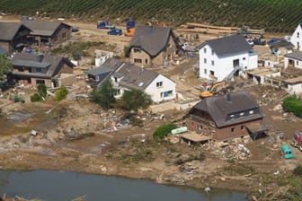 Rettungskräfte sind nach dem Hochwasser in Marienthal in Rheinland-Pfalz im Einsatz.