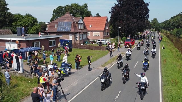 Motorradfahrer fahren am Haus des krebskranken Kilian vorbei.