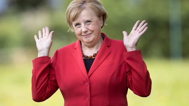 Ursula Wanecki, Kanzlerinnen-Double, hebt ihre Hände. Ursula Wanecki, Kanzlerinnen-Double, hebt ihre Hände.