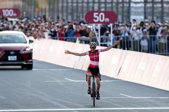 Siegte beim Straßenrennen im Alleingang: Anna Kiesenhofer aus Österreich jubelt beim Überfahren der Ziellinie.