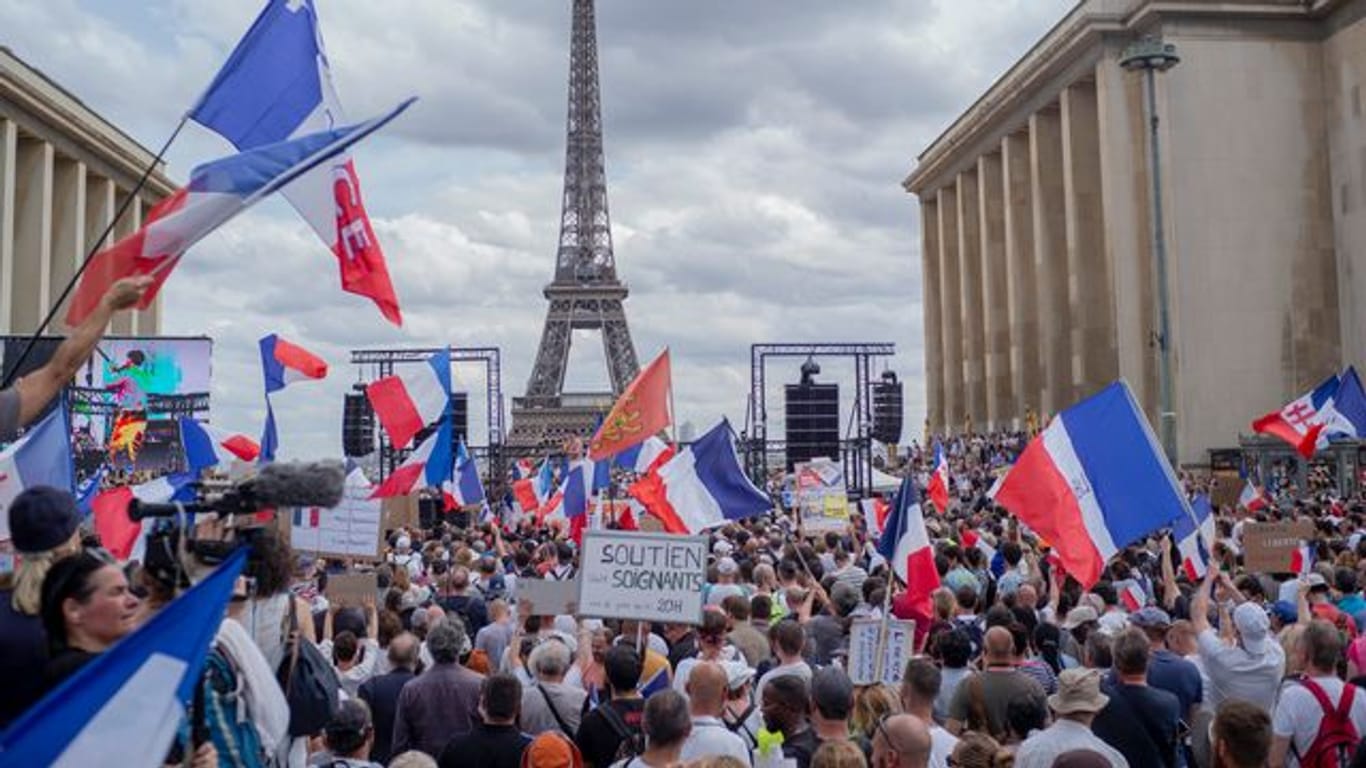 Demonstranten nehmen in Paris auf der "Droits de l'homme"-Esplanade am Trocadero-Platz an einem Protest gegen die Impfpflicht für bestimmte Arbeitszweige und den von der Regierung geforderten obligatorischen Impfass teil.