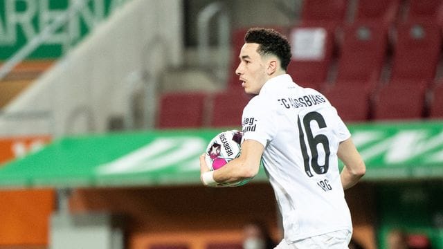 Der FC Augsburg verlängerte mit Ruben Vargas.