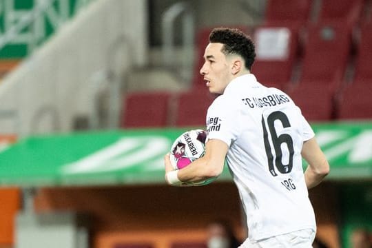 Der FC Augsburg verlängerte mit Ruben Vargas.