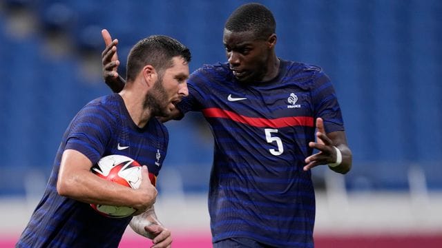 Andre-Pierre Gignac (l) feiert mit seinem Teamkollegen Niels Nkounkou ein Tor gegen Südafrika. Andre-Pierre Gignac (l) feiert mit seinem Teamkollegen Niels Nkounkou ein Tor gegen Südafrika.