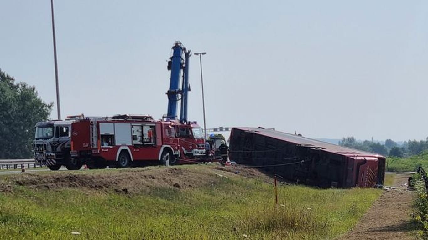 Rettungskräfte sind an der Stelle eines Busunfalls in der Nähe von Slavonski Brod im Einsatz.