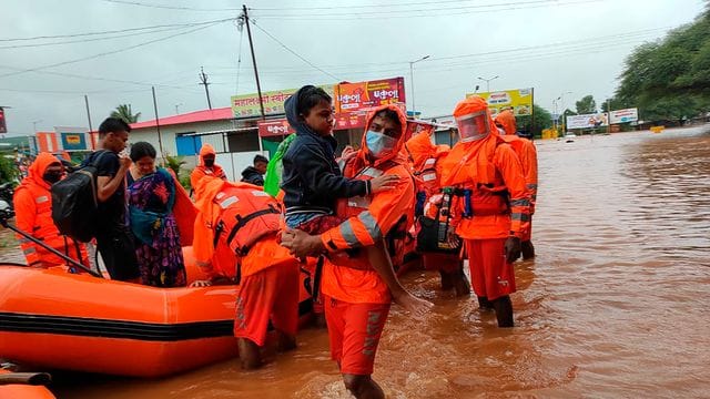Dieses vom indischen Katastrophenschutz (NDRF) zur Verfügung gestellte Foto zeigt Rettungskräfte des Katastrophenschutzes beim Retten von Bewohnern der Gegend um Chiplun. Dieses vom indischen Katastrophenschutz (NDRF) zur Verfügung gestellte Foto zeigt Rettungskräfte des Katastrophenschutzes beim Retten von Bewohnern der Gegend um Chiplun.