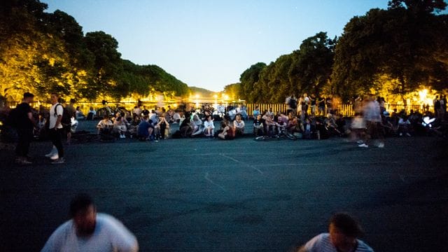 Viele Party-Hot-Spots in der Bundesrepublik sind am Wochenende auch ruhig geblieben, wie die Sachsenbrücke in Leipzig. Viele Party-Hot-Spots in der Bundesrepublik sind am Wochenende auch ruhig geblieben, wie die Sachsenbrücke in Leipzig.