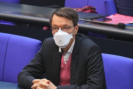 Karl Lauterbach (SPD), Gesundheitsexperte, nimmt der Sitzung des Bundestags teil.