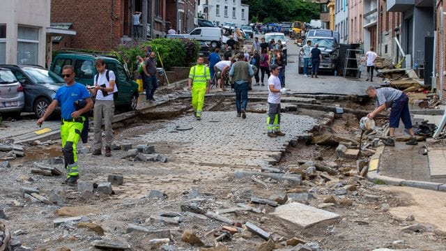 Trümmer liegen auf der zerstörte Straße Rue Andre Sodar in der Nähe eines Bahnübergangs im Stadtzentrum von Dinant. Trümmer liegen auf der zerstörte Straße Rue Andre Sodar in der Nähe eines Bahnübergangs im Stadtzentrum von Dinant.