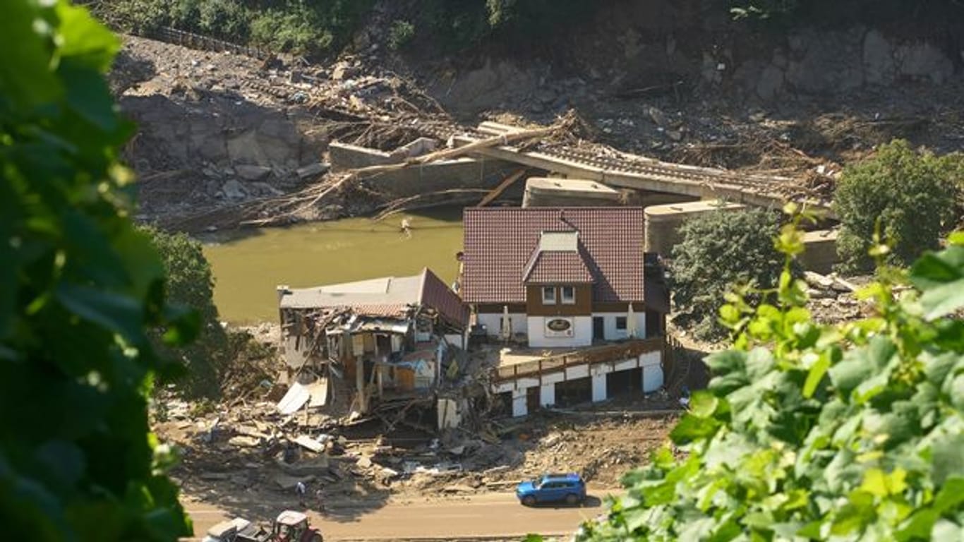 Ein Haus in Marienthal ist nach dem Hochwasser vollkommen aufgerissen, dahinter ist eine zerstörte Brücke zu sehen.
