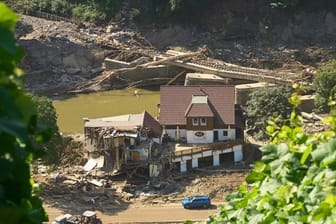 Ein Haus in Marienthal ist nach dem Hochwasser vollkommen aufgerissen, dahinter ist eine zerstörte Brücke zu sehen.